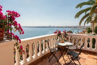 Terrasse ensoleillée d'un appartement en bord de mer à Barcelone avec vue sur la Méditerranée
